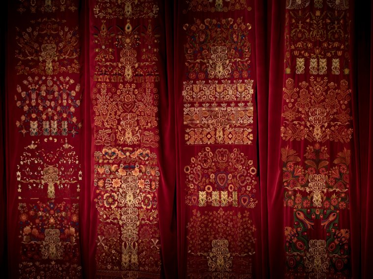 Egy függöny, amely mesél