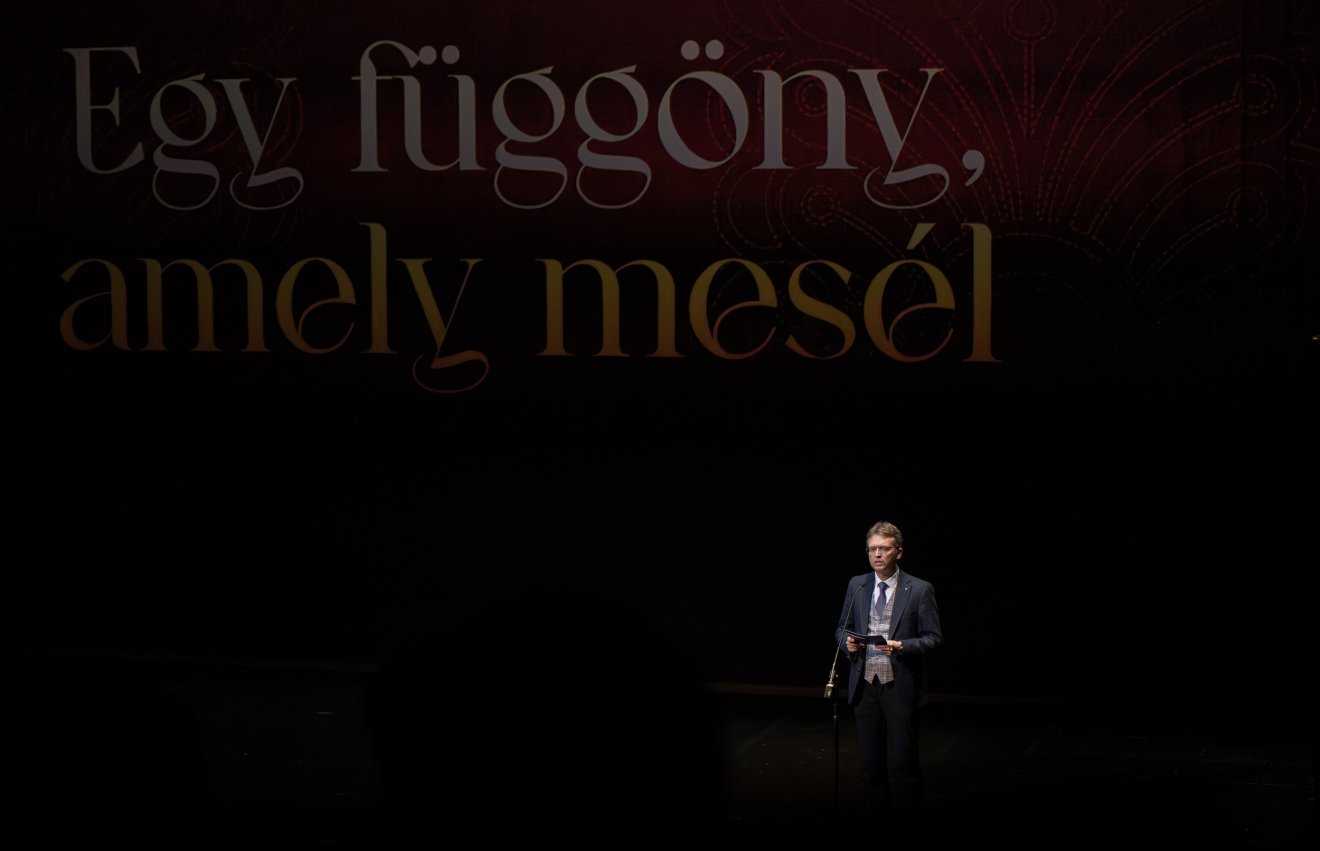 nemzet, szövet, hímzés, díszfüggöny, Budapest, Nemzeti Színház