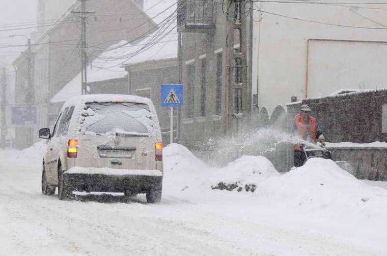 Az utakon lassú, a járdákon még lassúbb a közlekedés