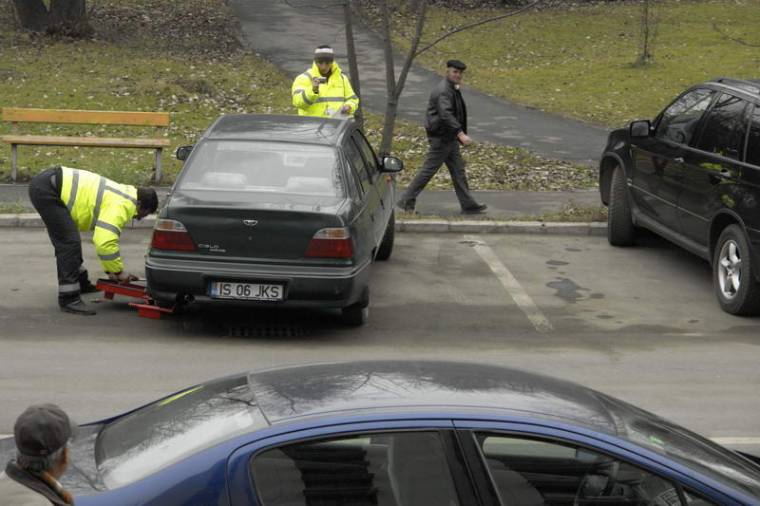 Szerdától bilincs kerül a szabálytalanul parkoló autókra