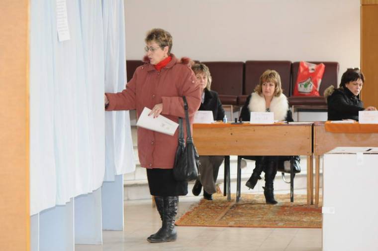 99,95 százalékos összesítésnél még mindig hetvenezer szavazattal vezet Băsescu