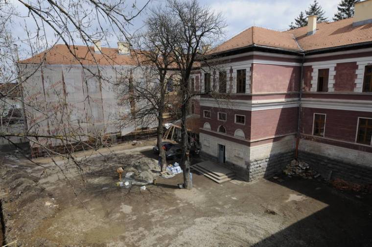 Elkezdték a külső felújítást a Petőfi iskolában