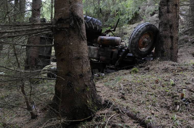 A felborult traktor alá szorult, életét vesztette egy tizenhat éves fiatal