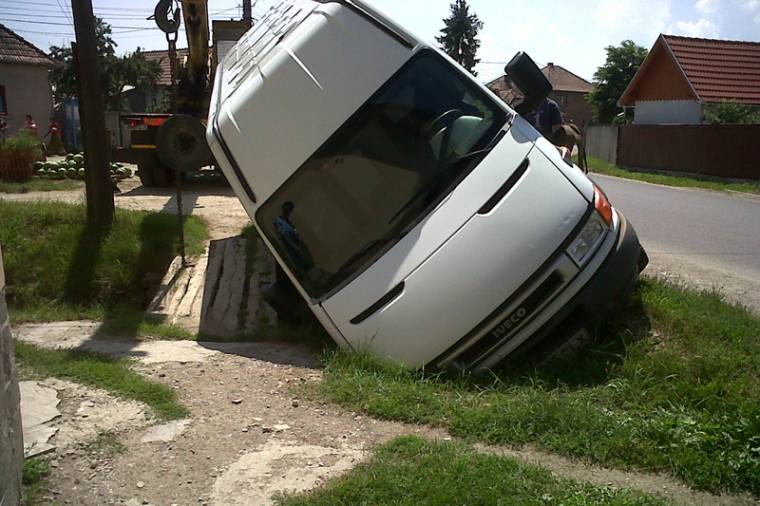 Felborult egy kisbusz a Kolozs megyei Magyarkapuson – tizenegy utas megsérült, ketten súlyosan