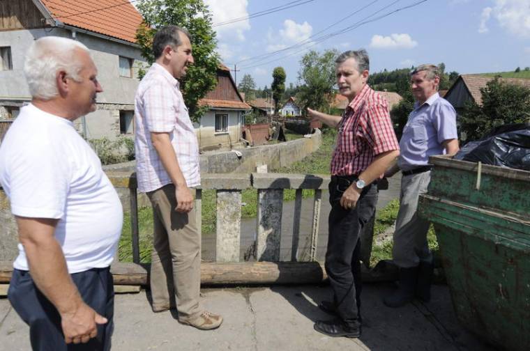 Árvíz után, aggódva