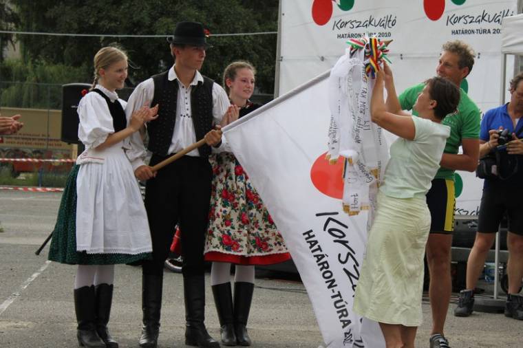 Lovas huszárok fogadják a KorszakVáltó bringásokat