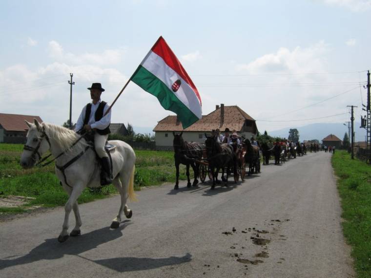 Fogatok körmenete Vacsárcsiban