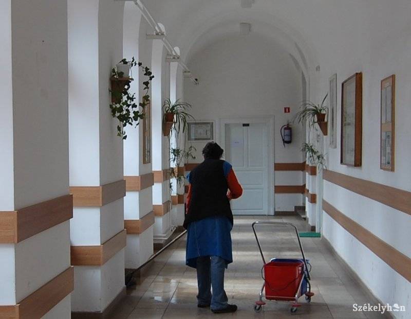 Nagy szükség van a takarító személyzetre a fertőtlenítés után is •  Fotó: Balázs B. Árpád