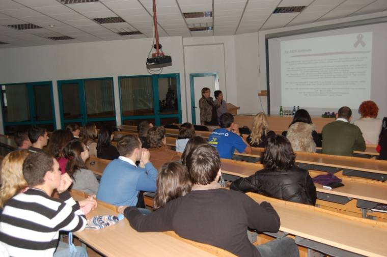 December elseje az AIDS világnapja