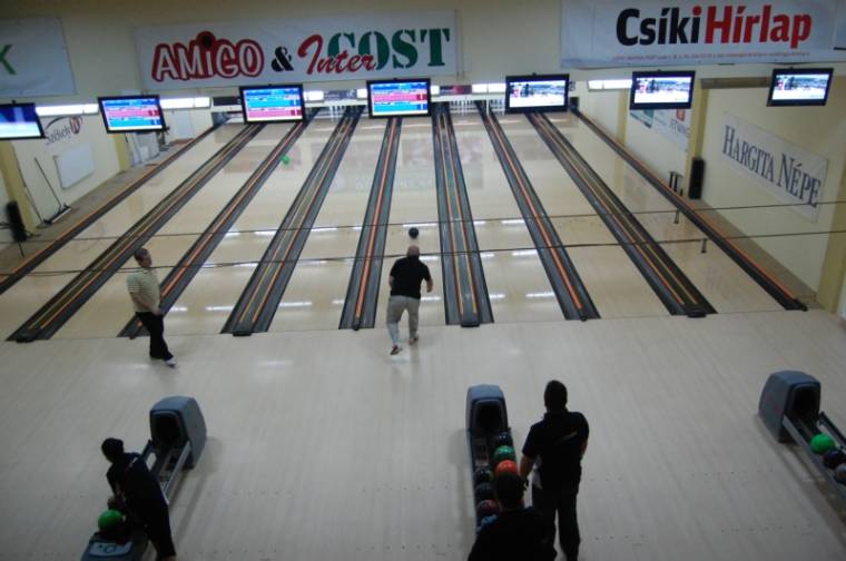 Bowlingozni mennek a nyertes gólyabálszervezők