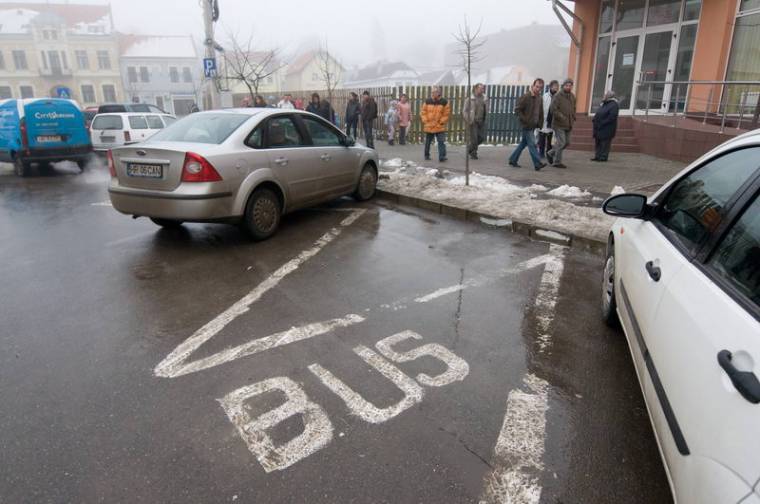 Télen is büntethetők a buszmegállókban parkolók