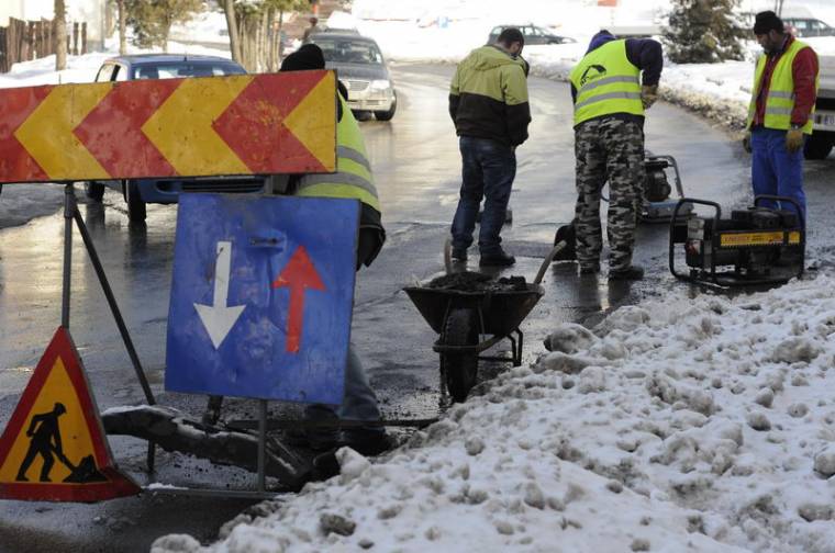 Tél van, mégis foltozni kell az utakat