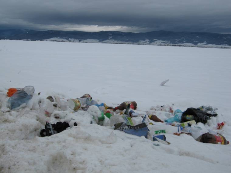 Szemetet dobáltak Csíkpálfalva és Delne között