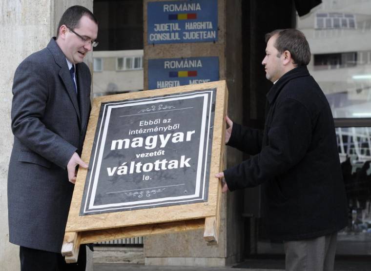 Eltávolították az utolsó gyászkeretes táblát