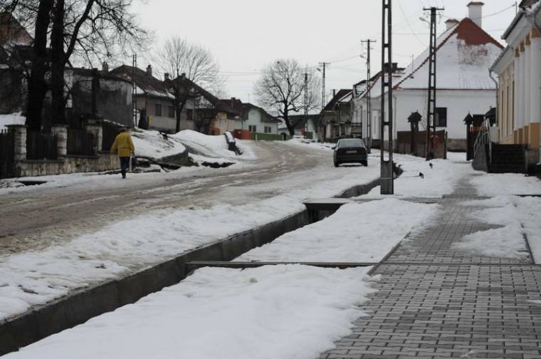 Folytatják a tér kialakítását