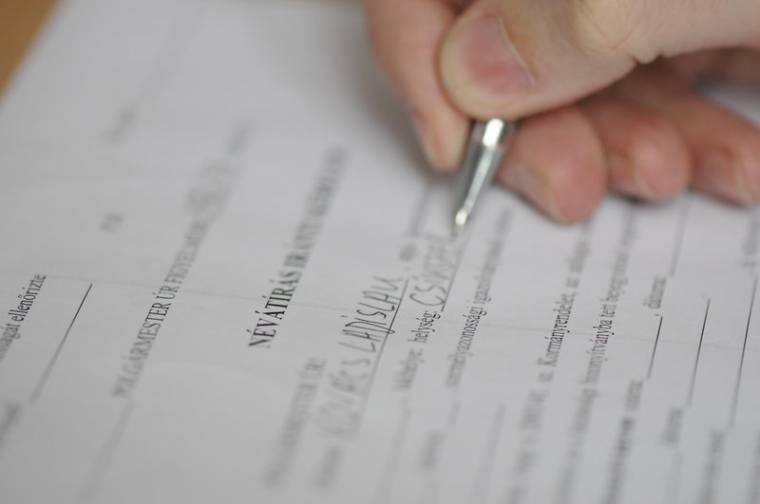 Élni kell nevünk vissza-magyarosításának lehetőségével