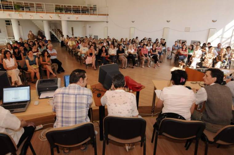 A címzetes állások kevesebb mint fele kelt el