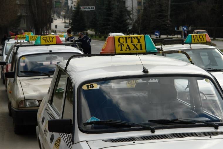Csökkentik a taxisengedélyek számát