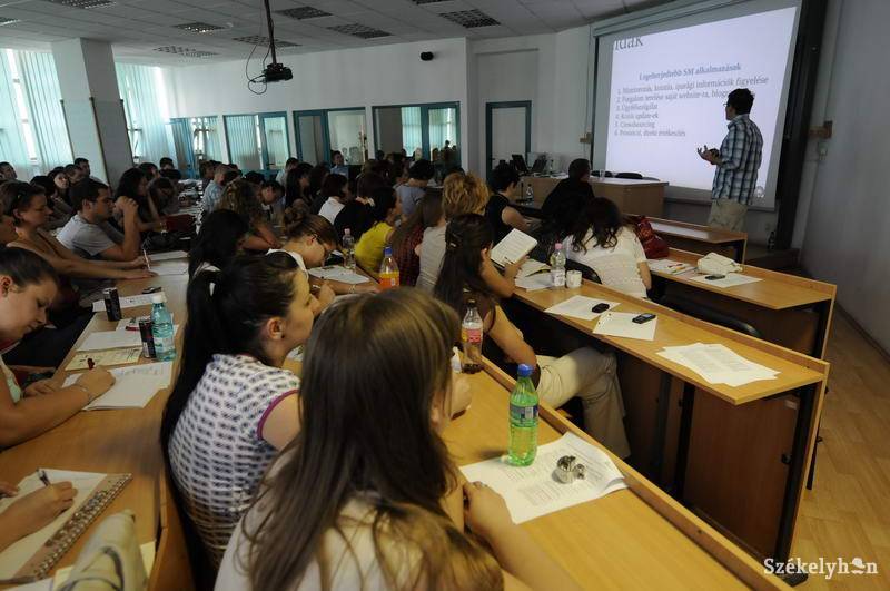 &bullet;  Fotó: Kristo Robert                       