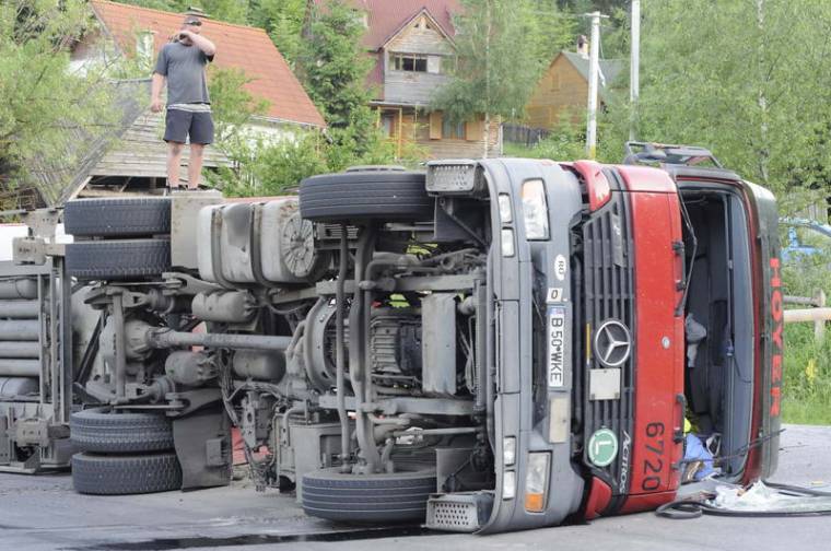 Felborult egy sörös kamion