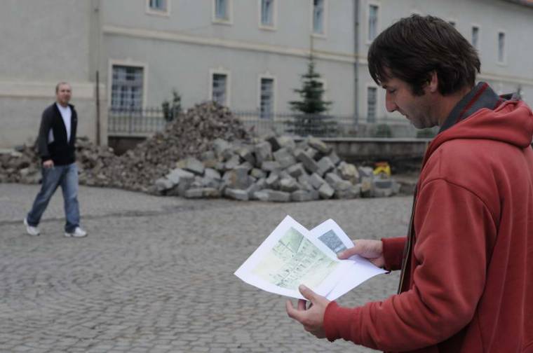 Alapfalakra bukkantak Somlyón a járda bontásakor