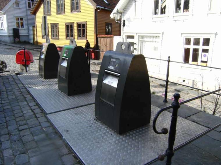 Föld alatti konténerek és automata kerékpárkölcsönzők