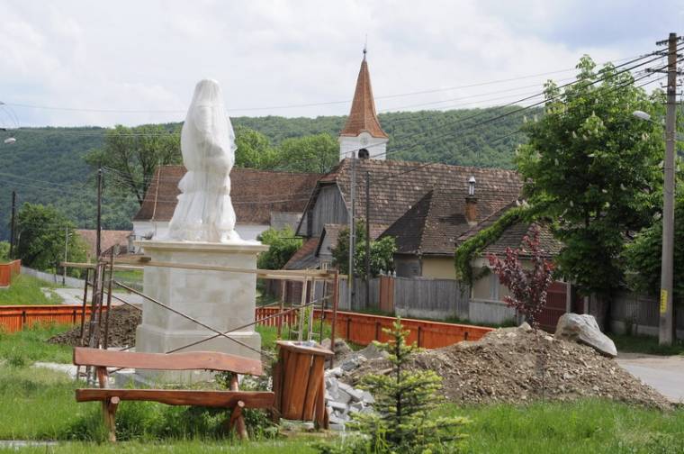 Új arculatot kapott Csíkmenaság központja