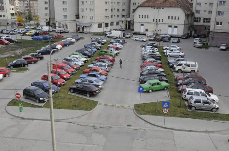 Autók ablakait törték be Csíkszeredában