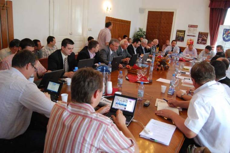 Tanácsülés 19 napirendi ponttal