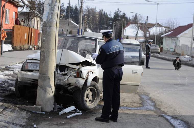 Egy terepjáró ütközött a villanyoszlopnak
