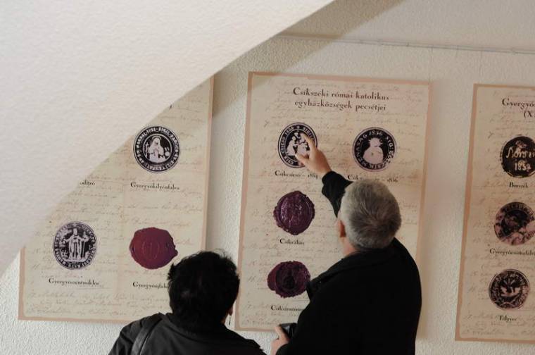 Címertárlat a Megyeházán