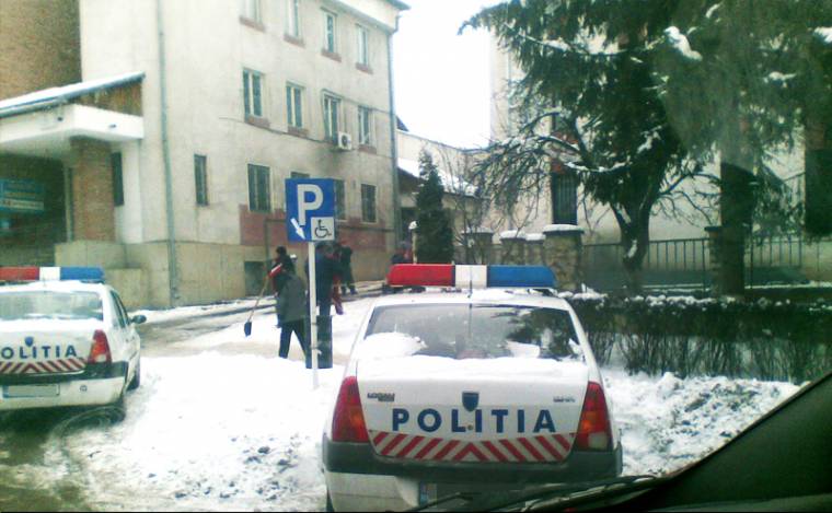 Néha gondot okoznak a mozgáskorlátozottak számára fenntartott helyeket jelölő táblák