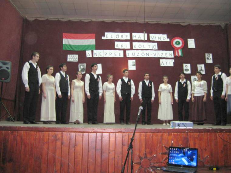 Verses-zenés előadás Madéfalván