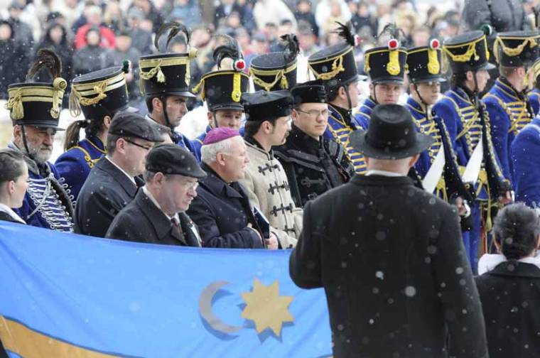 Székely zászló a megyeházán
