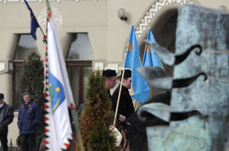 Lovas felvonulás fúvósok kíséretében