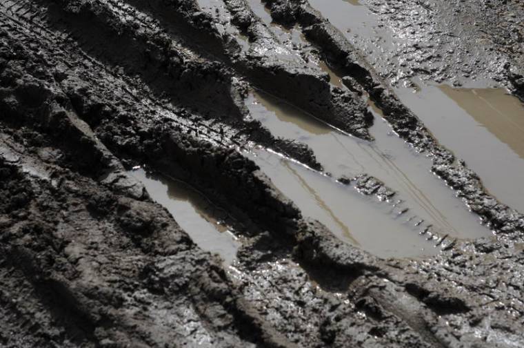 Sártenger és hiányzó szennyvízvezeték a Tudor utcában