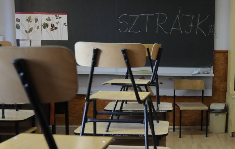 Tanügyi sztrájk meghatározatlan ideig, veszélyben a tanév