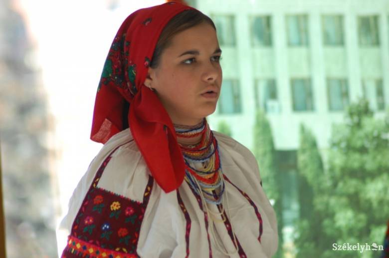 Karina tíz évvel ezelőtt. A Csíkszeredai Csángó Bentlakás diákjaként a csíkszeredai Csángó Nap egyik fellépője volt 