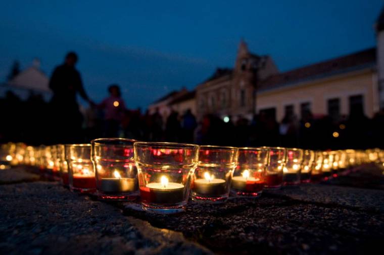 Csíkszereda: fény töltötte el a teret és a szíveket