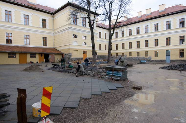 Már burkolják a Petőfi iskola udvarát