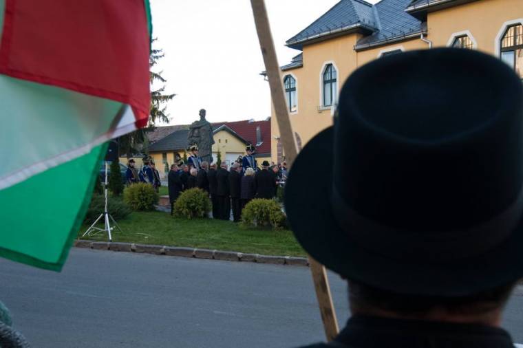 Köszönettel és főhajtással tartozunk hőseinknek