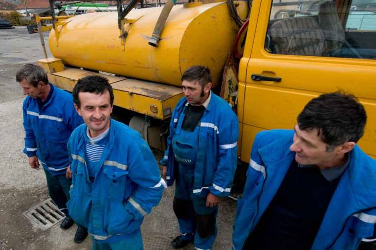 Megvont járandóságukat követelik a Harvíz alkalmazottai