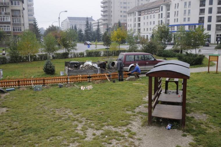 Kerítések készülnek a játszótereknél