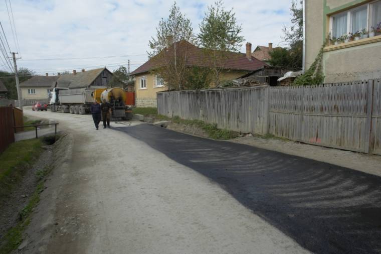 Elkezdődött az aszfaltozás a Kájoni utcában