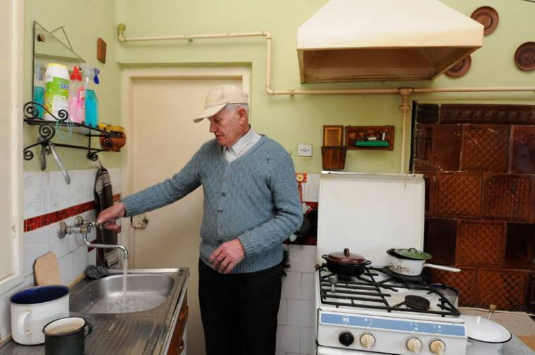 Sáros ivóvíz, túl nagy nyomással a Szász Endre utcában