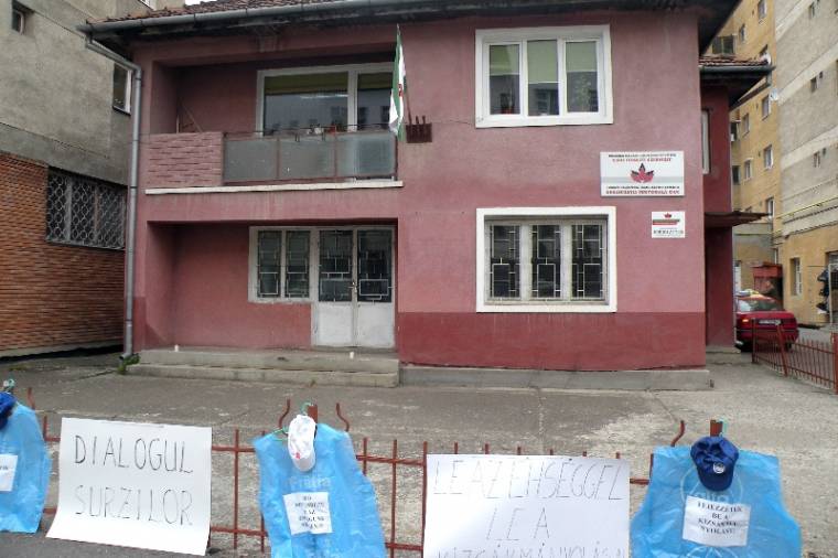 Süketek párbeszéde: tiltakozás az RMDSZ-székháznál