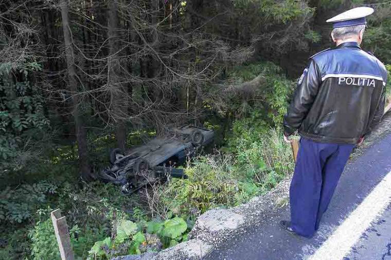Gödör miatt borult az árokba