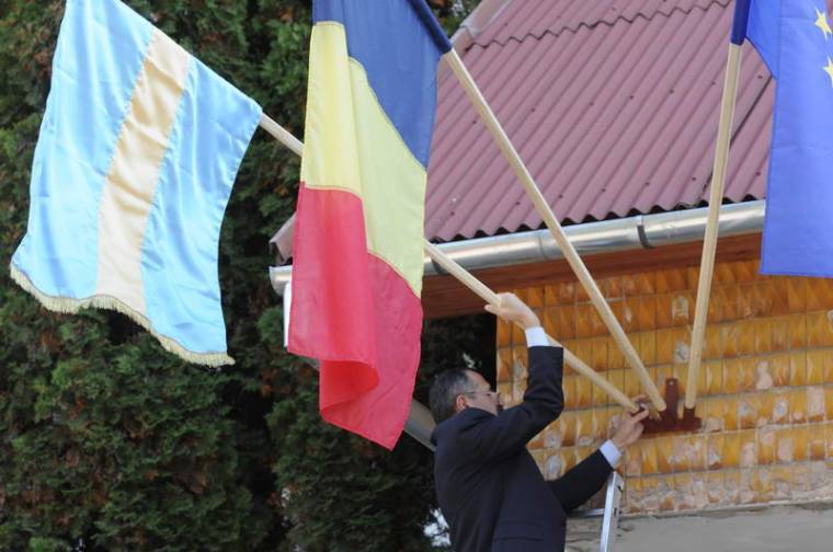 Székely zászló a csíkszeredai Megyei Sürgősségi Kórházon