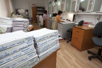 Két órára felfüggesztik a munkát hétfőn az egészségbiztosítási pénztárak alkalmazottai