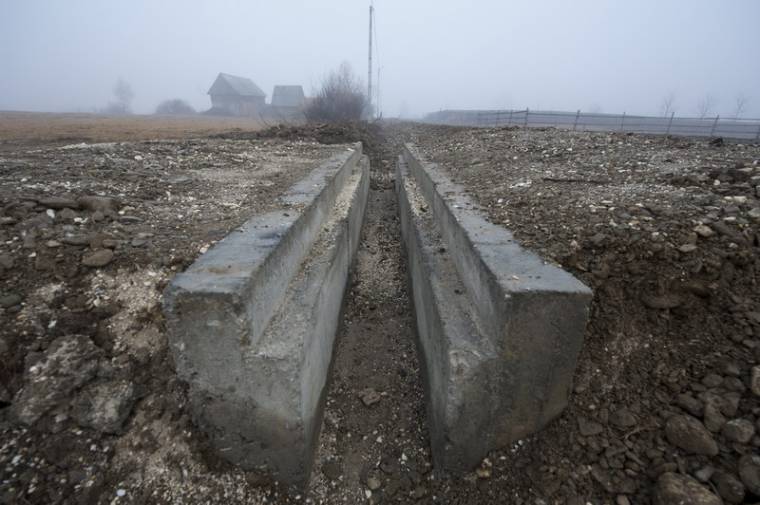 Lopják a betonelemeket is az út mellől